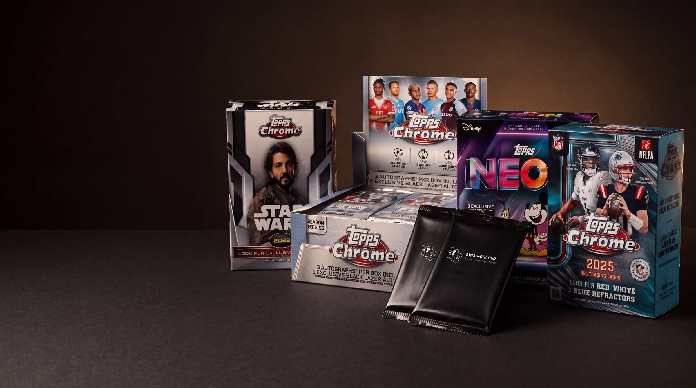 Versiegelte Topps Trading-Card-Boxen und zwei Packs mit swiss-graded Logo