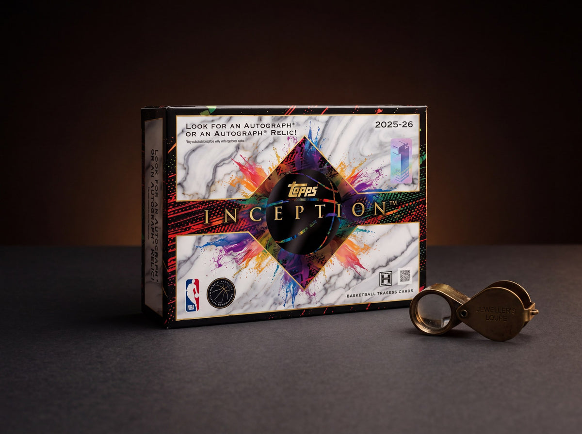 Topps Inception Box im Studiolicht neben einer Juwelierslupe